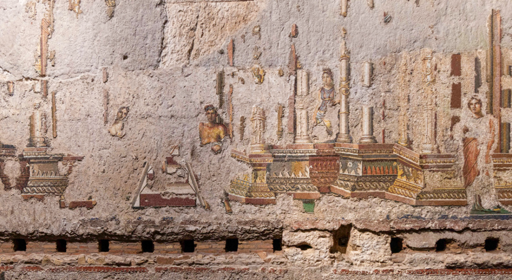 Il Grande Mosaico: dettaglio con la scaenae frons teatrale con colonne, statue e personaggi (seconda metà del I sec. d.C.)